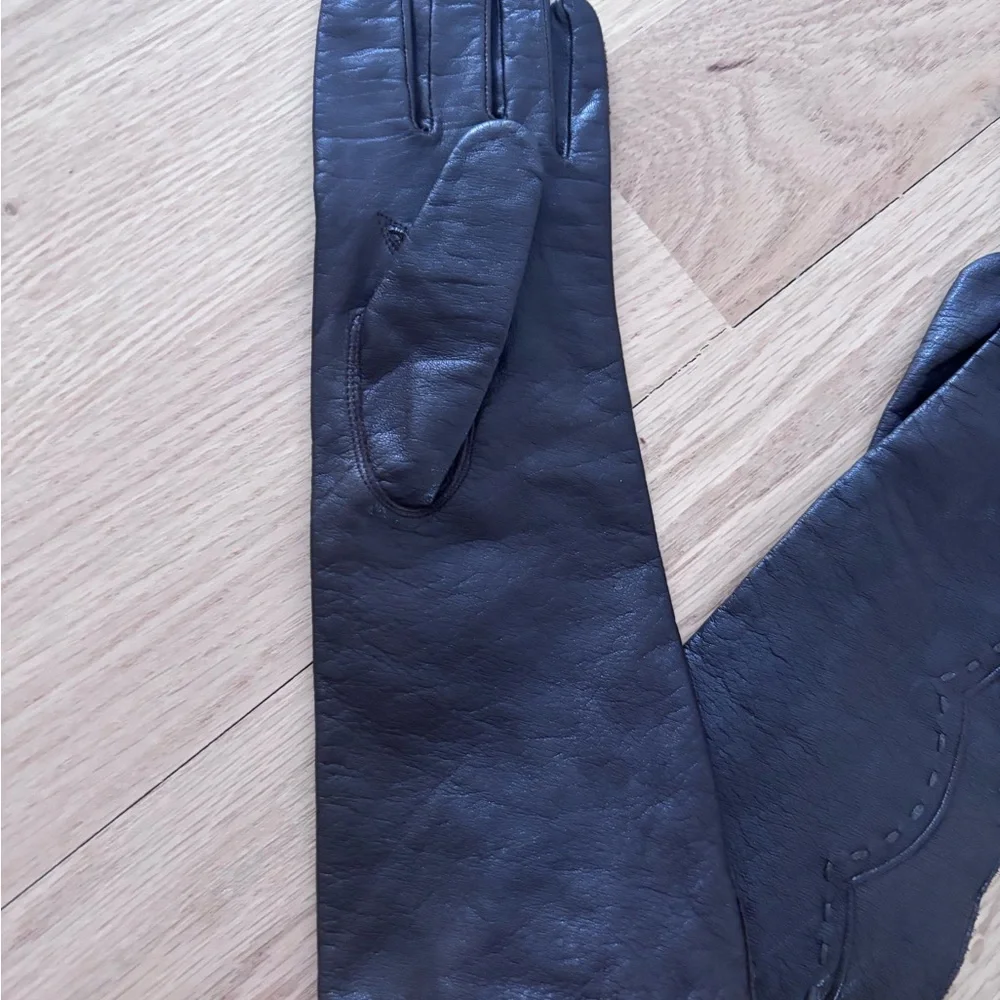 Women Elegant Brown Leather Gloves size medium runs small.